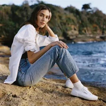 Les baskets Superga portées par Alexa Chung sur son compte Instagram
