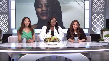 Alice + Olivia Kaye Écharpe de l'Épaule de la Combi porté par Jeannie Mai sur Le Réel (février 2019)