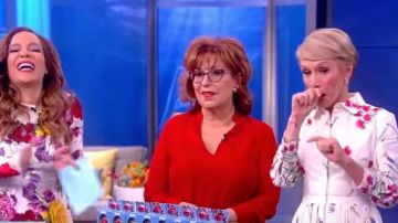 Alice + Olivia Daina Côté de la Fente Blouse en Soie porté par Joy Behar sur La Vue 11 avril 2019