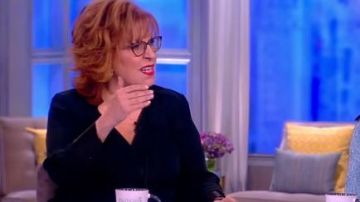 Elie Tahari Shree Chemisier porté par Joy Behar sur Le point de Vue le 12 avril 2019