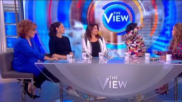 Elie Tahari Asifa Asymétrique Blouse en Soie porté par Joy Behar sur Le point de Vue le 4 avril 2019