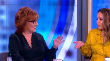 L'Agence Naomi Bouton de Devant de la Blouse en Soie porté par Joy Behar sur Le point de Vue le 22 avril 2019