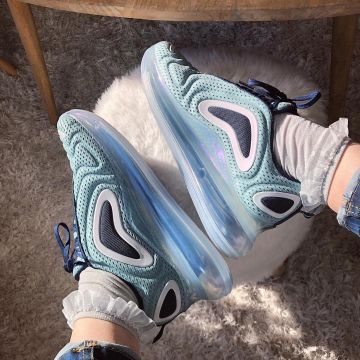 Las zapatillas Nike 720 azules de Natoo en su cuenta de Instagram @natoogram