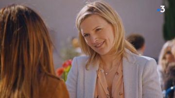 The printed shirt of Iris (Elodie Rouprêt) in a More beautiful life S15E3784