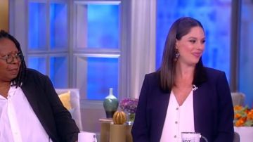 Alice + Olivia Simpson Rouleau Brassard sans col Blazer porté par Abby Huntsman sur La Vue, le 9 avril 2019