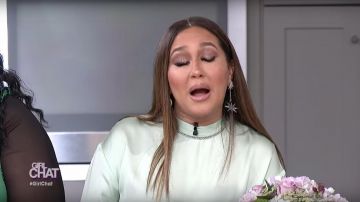 Sandro Crystal Embellished Collar Satin Blouse usado por Adrienne Bailon en The Real Talk Show marzo 2019