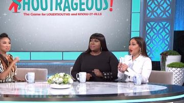Michael Kors Plus Size Ponté Knit Embellished Fit & Flare Dress usado por Loni Love en The Real Talk Show (marzo de 2019)