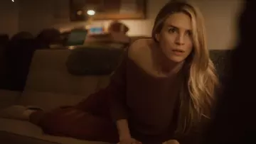 Suéter de hombro desnudo de Prairie Johnson (Brit Marling) en The OA (S02E02)