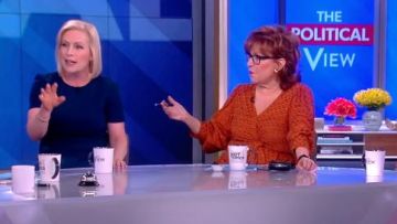 Bcbgmaxazria Plissé Épaule Wrap Top porté par Joy Behar sur Le point de Vue le 24 avril 2019