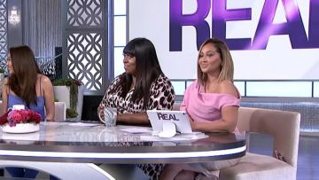 Zara Top Asymétrique portés par Adrienne Bailon sur Le Real Talk-Show en avril 2019