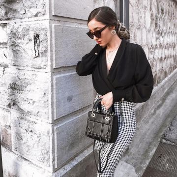 Solo los pantalones a cuadros en blanco y negro de Carla Makeup en su cuenta de Instagram @onlycarla_m