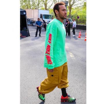 The sneakers Nike Shox R4 worn by Neymar on his account Instagram