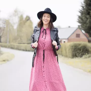 La longue robe rose de Roxane sur son compte instagram @babychoufamily.fr