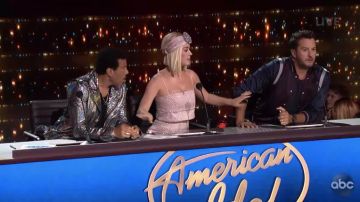 Raisa & Vanessa Shiny Embellished Crop Top usado por Katy Perry en American Idol abril de 2019