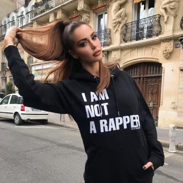 Le pull noir de Nabilla Benattia sur le compte instagram de @nabilla