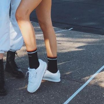Les basket blanches de Hannah sur le compte instagram de @hannahmeloche