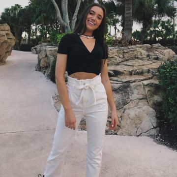 Los pantalones blancos de Hannah en la cuenta de instagram de @hannahmeloche