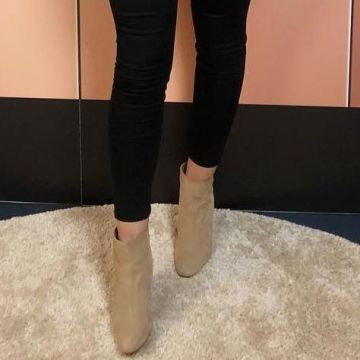 Botas de cuero de Salima en la cuenta de instagram de @salimaaliani