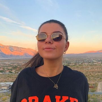 The pair of sunglasses of Clara Marz on the account instagram @claramarz