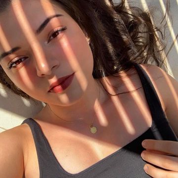 Camiseta negra de Clara Marz en la cuenta de Instagram de @claramarz