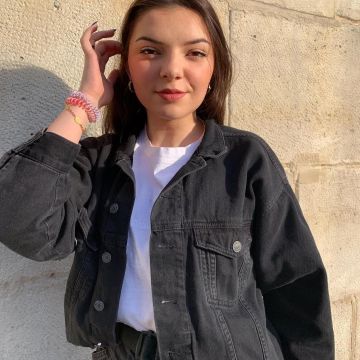 Chaqueta vaquera negra de Clara Marz en la cuenta de instagram de @claramarz