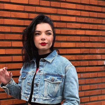 Chaqueta corta vaquera de Clara Marz en la cuenta de Instagram de @claramarz