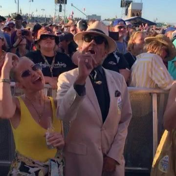 Ray-Ban RB3025 Classic Aviator worn by Nicole Richie at Jazz Fest in New Orleans April 27, 2019