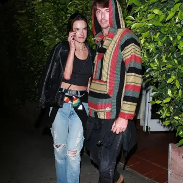 Re/Done cropped biker jacket worn by Alessandra Ambrosio on the Instagram account of @stylecelebsdaily