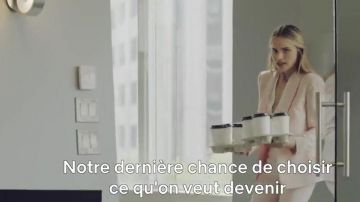 La veste de blazer rose pale de Erin (Halston Sage) dans The Last Summer