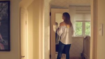 La blouse bleue épaules dénudées de Erin (Halston Sage) dans The Last Summer