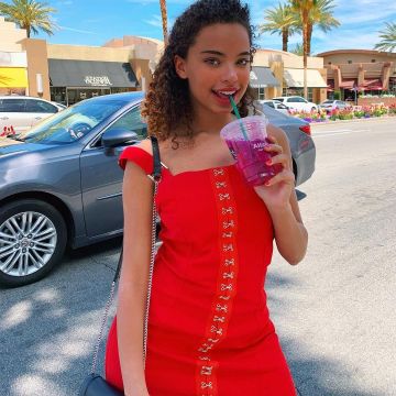 El bonito vestido rojo de Paola en la cuenta de instagram de @paolalct