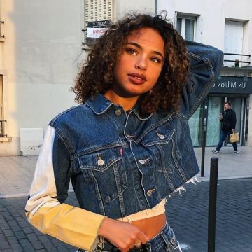 The jean jacket of Paola lct on the account instagram @paolalct