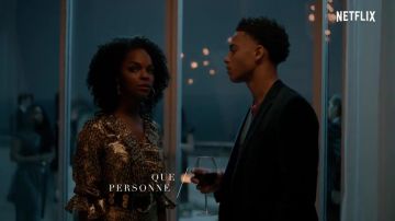 Chaqueta de traje negro de Todd (Keith Powers) en what/IF Temporada 1