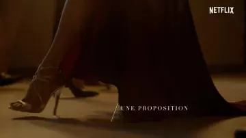Les sandales à talons argent de Anne (Renée Zellweger) dans WHAT / IF Saison 1