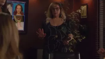 La robe asymétrique imprimée de Penelope Garcia (Kirsten Vangsness) dans Esprits Criminels (S14E14)