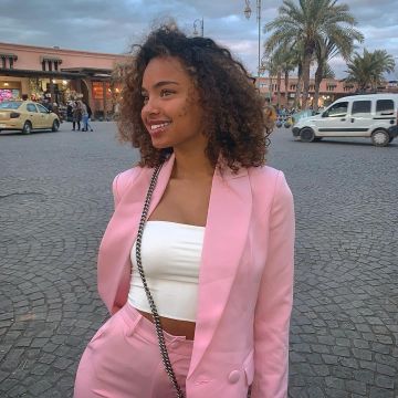 El traje rosa de Paola lct en la cuenta de instagram de @paolalct