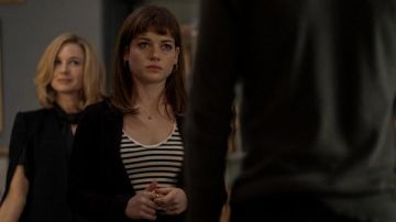 La parte superior a rayas de Lisa (Jane Levy) en what/IF temporada 1