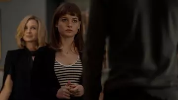 Le top rayé marinière de Lisa (Jane Levy) dans WHAT / IF saison 1