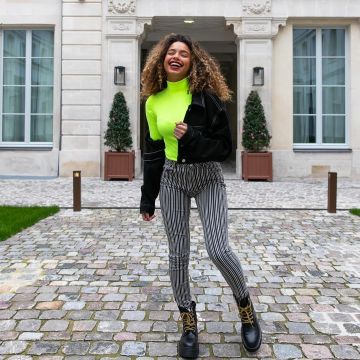 El top de neón de Paola Locatelli en la cuenta de instagram de @paolalct
