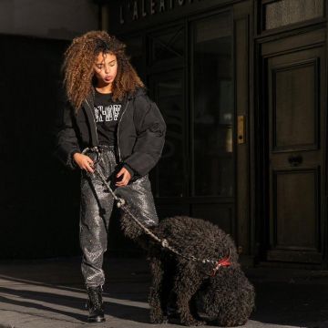 Chaqueta negra de Paola Locatelli en la cuenta de Instagram de @paolalct