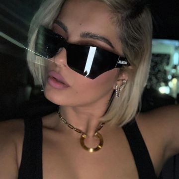 Le collier doré porté par Bebe Rhexa sur son compte Instagram