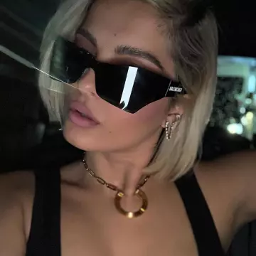 Le collier doré porté par Bebe Rhexa sur son compte Instagram