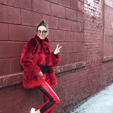Le manteau rouge en fourrure Nour Hammour de Olivia Palermo sur son compte Instagram @oliviapalermo