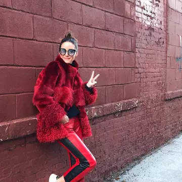 Le manteau rouge en fourrure Nour Hammour de Olivia Palermo sur son compte Instagram @oliviapalermo