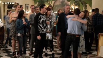 Sudadera gráfica de manga larga Givenchy Power of Love usada por David Rose (Dan Levy) en Schitt's Creek (S05E11)