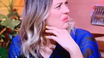 Nail Polish in yellow worn by Marion Cotillard in Burger Quiz