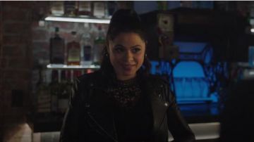 Ted Baker Aurra Top usado por Mel Vera (Melonie Diaz) en Charmed (S01E19)