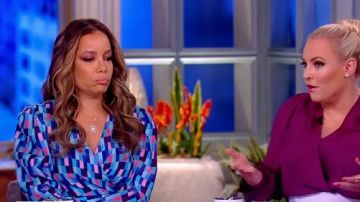 Blusa de envoltura impresa LHD Odalys usada por Sunny Hostin en The View 29 de abril de 2019