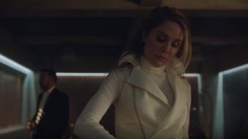 Bcbgmaxazria Camilla Long Wrap Vest usado por Charity (Virginia Williams) en Charmed (S01E19)