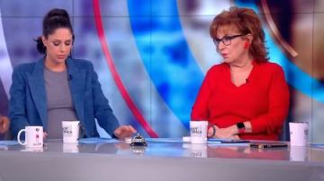 Alice + Olivia Daina Côté de la Fente Blouse en Soie porté par Joy Behar Sur La Vue, le 29 avril 2019